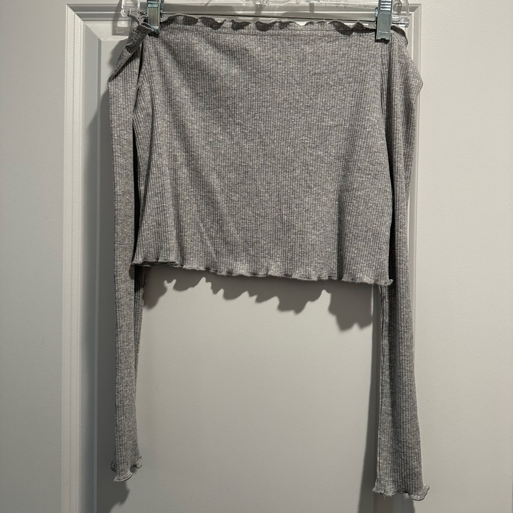 Gray off shoulder long sleeve crop top